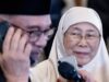 Wan Azizah menjelaskan bahawa keputusan Perdana Menteri untuk tidak mengadakan rumah terbuka Aidilfitri tahun ini diambil atas dasar menjaga kesihatan awam. Dalam situasi pasca-pandemik, adalah penting untuk mengelakkan acara besar yang mampu menyebabkan penularan penyakit. Selain itu, beliau menekankan bahawa situasi ekonomi semasa turut menjadi faktor, di mana fokus harus diberikan kepada peningkatan kesejahteraan rakyat yang terkesan. Keselamatan dan kesejahteraan rakyat adalah keutamaan kerajaan, dan keputusan ini dibuat dengan penuh pertimbangan demi kebaikan bersama.