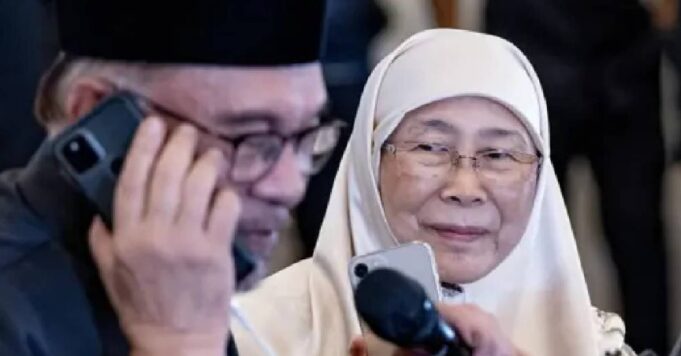 Wan Azizah menjelaskan bahawa keputusan Perdana Menteri untuk tidak mengadakan rumah terbuka Aidilfitri tahun ini diambil atas dasar menjaga kesihatan awam. Dalam situasi pasca-pandemik, adalah penting untuk mengelakkan acara besar yang mampu menyebabkan penularan penyakit. Selain itu, beliau menekankan bahawa situasi ekonomi semasa turut menjadi faktor, di mana fokus harus diberikan kepada peningkatan kesejahteraan rakyat yang terkesan. Keselamatan dan kesejahteraan rakyat adalah keutamaan kerajaan, dan keputusan ini dibuat dengan penuh pertimbangan demi kebaikan bersama.