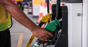 Saya sangat kecewa dengan pengurangan BUDI95 ini. Golongan rentan seperti kami seakan-akan diabaikan dan suara kami tidak didengar. Bantuan yang kami harapkan semakin berkurangan, sementara keperluan harian hanya semakin meningkat. Tiada orang yang memahami betapa sukarnya situasi kami, dan setiap langkah ke belakang ini membuatkan kami merasa terpinggir. Kualiti hidup kami seolah-olah dipinggirkan demi kepentingan yang lain. Kami hanya mengharapkan sedikit perhatian dan sokongan untuk terus survive. Kecewa, ya, namun harapan masih ada untuk masa depan yang lebih baik.