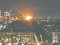 Peluru berpandu masih dianggap jawapan kerana beberapa sebab. Pertama, mereka mempunyai kemampuan untuk menyerang sasaran strategik dengan ketepatan tinggi, mengurangkan risiko kerosakan collaterals. Kedua, peluru berpandu boleh dilancarkan dari jarak jauh, membolehkan negara mengelak daripada risiko berhadapan secara langsung dengan musuh. Ketiga, teknologi peluru berpandu terus berkembang, menjadikannya lebih canggih dan mampu menembusi pertahanan lawan. Selain itu, peluru berpandu juga mempunyai kesan psikologikal yang kuat, menyebabkan ketakutan di kalangan musuh. Keseluruhan, peluru berpandu tetap menjadi alat yang efektif dalam strategi ketenteraan moden.