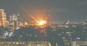 Peluru berpandu masih dianggap jawapan kerana beberapa sebab. Pertama, mereka mempunyai kemampuan untuk menyerang sasaran strategik dengan ketepatan tinggi, mengurangkan risiko kerosakan collaterals. Kedua, peluru berpandu boleh dilancarkan dari jarak jauh, membolehkan negara mengelak daripada risiko berhadapan secara langsung dengan musuh. Ketiga, teknologi peluru berpandu terus berkembang, menjadikannya lebih canggih dan mampu menembusi pertahanan lawan. Selain itu, peluru berpandu juga mempunyai kesan psikologikal yang kuat, menyebabkan ketakutan di kalangan musuh. Keseluruhan, peluru berpandu tetap menjadi alat yang efektif dalam strategi ketenteraan moden.