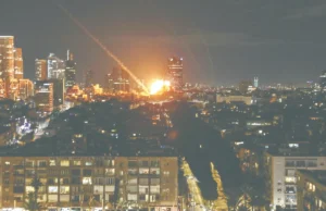 Peluru berpandu masih dianggap jawapan kerana beberapa sebab. Pertama, mereka mempunyai kemampuan untuk menyerang sasaran strategik dengan ketepatan tinggi, mengurangkan risiko kerosakan collaterals. Kedua, peluru berpandu boleh dilancarkan dari jarak jauh, membolehkan negara mengelak daripada risiko berhadapan secara langsung dengan musuh. Ketiga, teknologi peluru berpandu terus berkembang, menjadikannya lebih canggih dan mampu menembusi pertahanan lawan. Selain itu, peluru berpandu juga mempunyai kesan psikologikal yang kuat, menyebabkan ketakutan di kalangan musuh. Keseluruhan, peluru berpandu tetap menjadi alat yang efektif dalam strategi ketenteraan moden.