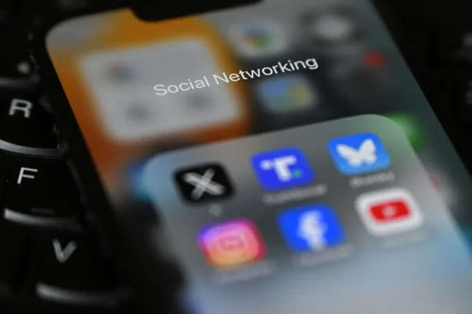 MP UK menolak larangan media sosial secara menyeluruh untuk bawah 16 tahun.