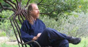 “Fahamkan Gavin Munro: Pereka British yang ‘Menanam’ Perabot”