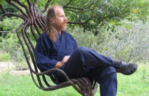 “Fahamkan Gavin Munro: Pereka British yang ‘Menanam’ Perabot”