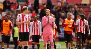 Brentford melepaskan peluang untuk memasuki enam tempat teratas dalam seri dengan Fulham.
