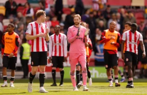 Brentford melepaskan peluang untuk memasuki enam tempat teratas dalam seri dengan Fulham.