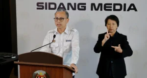 Kerajaan mempertimbangkan kehadiran polis di stesen minyak sempadan.