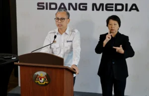 Kerajaan mempertimbangkan kehadiran polis di stesen minyak sempadan.