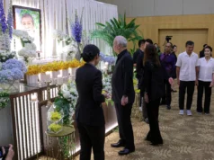 Sultan Nazrin dan Tuanku Zara memberi penghormatan terakhir kepada Tun Dr Ling.