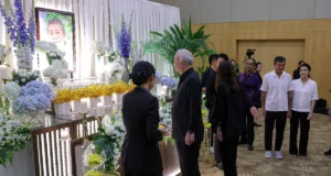 Sultan Nazrin dan Tuanku Zara memberi penghormatan terakhir kepada Tun Dr Ling.