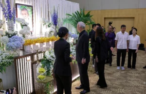 Sultan Nazrin dan Tuanku Zara memberi penghormatan terakhir kepada Tun Dr Ling.