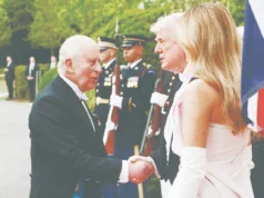 Raja Charles memberi penghormatan kepada Don.