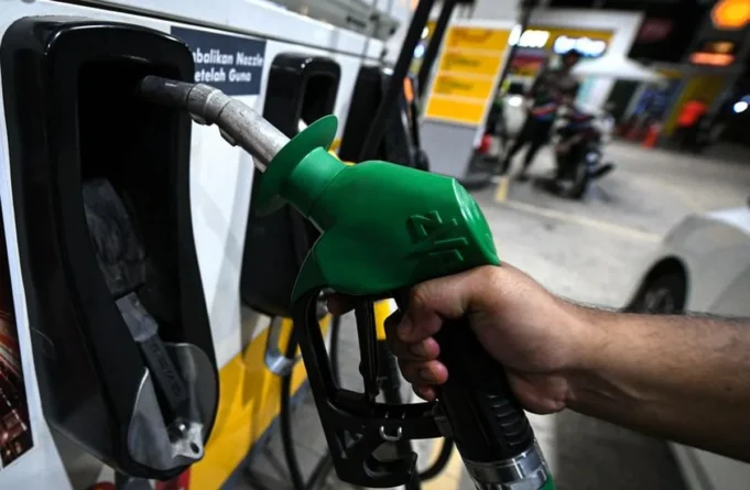Diesel melambung di atas RM6, RON97 memberikan sedikit kelegaan.
