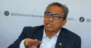 Kerajaan menafikan laporan Bloomberg mengenai kelewatan siasatan Azam Baki.