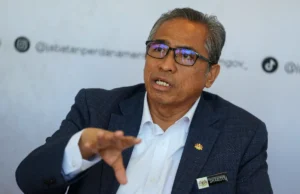 Kerajaan menafikan laporan Bloomberg mengenai kelewatan siasatan Azam Baki.