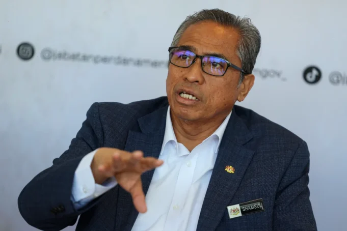 Kerajaan menafikan laporan Bloomberg mengenai kelewatan siasatan Azam Baki.