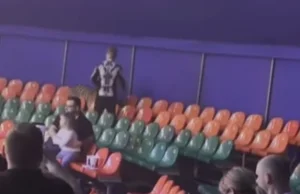 Harimau melarikan diri di sirkus, penonton berlari mencari tempat selamat.