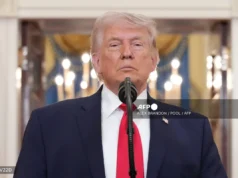 Trump mengancam Iran dengan serangan ke atas Selat Hormuz.