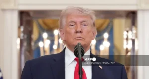 Trump mengancam Iran dengan serangan ke atas Selat Hormuz.