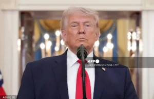 Trump mengancam Iran dengan serangan ke atas Selat Hormuz.