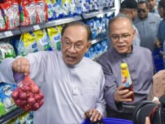 Anwar Ibrahim telah merasmikan Madani Mart pertama sebagai langkah inovatif untuk menangani isu kos sara hidup yang semakin meningkat. Inisiatif ini bertujuan menyediakan barangan keperluan harian pada harga berpatutan dengan pengurangan sekurang-kurangnya 20%. Dengan penekanan terhadap kualiti dan aksesibiliti, Madani Mart dirancang untuk membantu golongan berpendapatan rendah dan sederhana. Selain itu, usaha ini juga menyokong pengusaha tempatan dan mempromosikan produk dalam negara. Melalui pendekatan ini, kerajaan berhasrat untuk membentuk ekosistem runcit yang lebih mampan dan berdaya saing demi kesejahteraan rakyat.