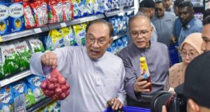 Anwar Ibrahim telah merasmikan Madani Mart pertama sebagai langkah inovatif untuk menangani isu kos sara hidup yang semakin meningkat. Inisiatif ini bertujuan menyediakan barangan keperluan harian pada harga berpatutan dengan pengurangan sekurang-kurangnya 20%. Dengan penekanan terhadap kualiti dan aksesibiliti, Madani Mart dirancang untuk membantu golongan berpendapatan rendah dan sederhana. Selain itu, usaha ini juga menyokong pengusaha tempatan dan mempromosikan produk dalam negara. Melalui pendekatan ini, kerajaan berhasrat untuk membentuk ekosistem runcit yang lebih mampan dan berdaya saing demi kesejahteraan rakyat.