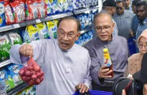 Anwar Ibrahim telah merasmikan Madani Mart pertama sebagai langkah inovatif untuk menangani isu kos sara hidup yang semakin meningkat. Inisiatif ini bertujuan menyediakan barangan keperluan harian pada harga berpatutan dengan pengurangan sekurang-kurangnya 20%. Dengan penekanan terhadap kualiti dan aksesibiliti, Madani Mart dirancang untuk membantu golongan berpendapatan rendah dan sederhana. Selain itu, usaha ini juga menyokong pengusaha tempatan dan mempromosikan produk dalam negara. Melalui pendekatan ini, kerajaan berhasrat untuk membentuk ekosistem runcit yang lebih mampan dan berdaya saing demi kesejahteraan rakyat.
