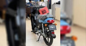 Sebuah kapcai dengan nombor plat ‘PM 2’ telah menarik perhatian ramai dan kini dibuka untuk dijual dengan harga minimum RM750,000. Ini merupakan peluang unik bagi penggemar kenderaan dan koleksi nombor plat eksklusif.