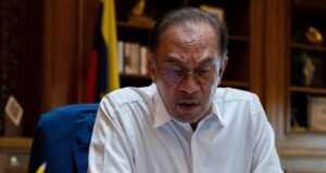 Kapal minyak yang terkandas di Selat Hormuz kini sedang dipantau dengan teliti oleh kerajaan. Perdana Menteri Anwar Ibrahim menekankan kepentingan keselamatan dan kestabilan di kawasan tersebut bagi memastikan tidak berlaku sebarang insiden yang boleh menjejaskan pasaran minyak global. Langkah ini diambil bagi menghadapi situasi yang berpotensi memberi impak besar terhadap ekonomi negara dan perdagangan antarabangsa.