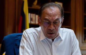 Kapal minyak yang terkandas di Selat Hormuz kini sedang dipantau dengan teliti oleh kerajaan. Perdana Menteri Anwar Ibrahim menekankan kepentingan keselamatan dan kestabilan di kawasan tersebut bagi memastikan tidak berlaku sebarang insiden yang boleh menjejaskan pasaran minyak global. Langkah ini diambil bagi menghadapi situasi yang berpotensi memberi impak besar terhadap ekonomi negara dan perdagangan antarabangsa.