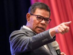 PATI Ambil Kesempatan Mohon Kewarganegaraan Susulan Tragedi Kebakaran Kg Bahagia, KDN Akan Tegas
Kementerian Dalam Negeri (KDN) menegaskan bahawa mereka tidak akan berkompromi dalam menjaga integriti proses permohonan kewarganegaraan, walaupun selepas tragedi kebakaran yang melanda Kampung Bahagia. Tindakan pengisian borang permohonan kewarganegaraan oleh Pendatang Tanpa Izin (PATI) diharapkan tidak menjadi peluang untuk menyalahgunakan situasi yang berlaku.
Dalam misi untuk memastikan keadilan serta keselamatan negara, KDN mengingatkan bahawa setiap permohonan akan melalui semakan yang ketat. Mereka juga menegaskan pentingnya mematuhi peraturan yang sedia ada demi kesejahteraan semua warga negara. Tindakan tegas ini bertujuan untuk mengelakkan sebarang penyalahgunaan sistem kewarganegaraan dan memastikan bahawa hanya mereka yang benar-benar layak akan mendapat hak tersebut.
KDN bersedia untuk memberikan bantuan kepada penduduk yang terjejas dengan cara yang betul, namun mengingatkan agar semua pihak tidak menggunakan insiden ini untuk kepentingan peribadi. KDN akan terus memantau situasi dan mengambil langkah yang diperlukan untuk menjaga keamanan dan ketenteraman negara.