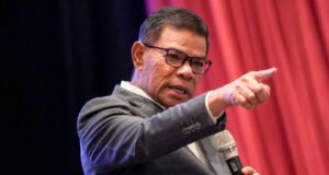 PATI Ambil Kesempatan Mohon Kewarganegaraan Susulan Tragedi Kebakaran Kg Bahagia, KDN Akan Tegas
Kementerian Dalam Negeri (KDN) menegaskan bahawa mereka tidak akan berkompromi dalam menjaga integriti proses permohonan kewarganegaraan, walaupun selepas tragedi kebakaran yang melanda Kampung Bahagia. Tindakan pengisian borang permohonan kewarganegaraan oleh Pendatang Tanpa Izin (PATI) diharapkan tidak menjadi peluang untuk menyalahgunakan situasi yang berlaku.
Dalam misi untuk memastikan keadilan serta keselamatan negara, KDN mengingatkan bahawa setiap permohonan akan melalui semakan yang ketat. Mereka juga menegaskan pentingnya mematuhi peraturan yang sedia ada demi kesejahteraan semua warga negara. Tindakan tegas ini bertujuan untuk mengelakkan sebarang penyalahgunaan sistem kewarganegaraan dan memastikan bahawa hanya mereka yang benar-benar layak akan mendapat hak tersebut.
KDN bersedia untuk memberikan bantuan kepada penduduk yang terjejas dengan cara yang betul, namun mengingatkan agar semua pihak tidak menggunakan insiden ini untuk kepentingan peribadi. KDN akan terus memantau situasi dan mengambil langkah yang diperlukan untuk menjaga keamanan dan ketenteraman negara.