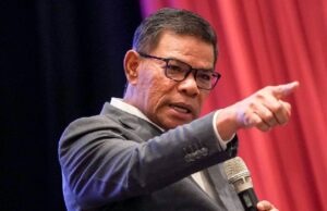 PATI Ambil Kesempatan Mohon Kewarganegaraan Susulan Tragedi Kebakaran Kg Bahagia, KDN Akan Tegas
Kementerian Dalam Negeri (KDN) menegaskan bahawa mereka tidak akan berkompromi dalam menjaga integriti proses permohonan kewarganegaraan, walaupun selepas tragedi kebakaran yang melanda Kampung Bahagia. Tindakan pengisian borang permohonan kewarganegaraan oleh Pendatang Tanpa Izin (PATI) diharapkan tidak menjadi peluang untuk menyalahgunakan situasi yang berlaku.
Dalam misi untuk memastikan keadilan serta keselamatan negara, KDN mengingatkan bahawa setiap permohonan akan melalui semakan yang ketat. Mereka juga menegaskan pentingnya mematuhi peraturan yang sedia ada demi kesejahteraan semua warga negara. Tindakan tegas ini bertujuan untuk mengelakkan sebarang penyalahgunaan sistem kewarganegaraan dan memastikan bahawa hanya mereka yang benar-benar layak akan mendapat hak tersebut.
KDN bersedia untuk memberikan bantuan kepada penduduk yang terjejas dengan cara yang betul, namun mengingatkan agar semua pihak tidak menggunakan insiden ini untuk kepentingan peribadi. KDN akan terus memantau situasi dan mengambil langkah yang diperlukan untuk menjaga keamanan dan ketenteraman negara.