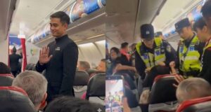 Dalam insiden penerbangan AirAsia, seorang penumpang dilihat mengamuk, dan reaksi kru kabin menarik perhatian ramai. Mereka menggunakan ‘isyarat tangan’ sebagai cara untuk menenangkan situasi. Tindakan ini mencerminkan kepakaran dan profesionalisme kru dalam menangani keadaan tegang, sekaligus menjadi simbol kekuatan ‘kuasa tangan rakyat Malaysia’. Kreativiti mereka dalam berkomunikasi tanpa kata-kata menunjukkan kebijaksanaan dalam meredakan ketegangan, seraya membuktikan bahawa komunikasi non-verbal dapat mengubah suasana. Kejadian ini juga mengingatkan kita tentang pentingnya sikap tenang dalam cabaran penerbangan.