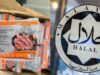 Terkini, timbul dakwaan mengenai status halal produk Sosej Farm’s Gold yang menimbulkan kebimbangan dalam kalangan pengguna. JAKIM (Jabatan Kemajuan Islam Malaysia) telah memberikan penjelasan berkenaan isu ini, menegaskan bahawa mereka sentiasa mengutamakan pematuhan kepada piawaian halal yang ditetapkan.
Menurut JAKIM, sebarang dakwaan berkenaan status halal sesuatu produk perlu disokong dengan bukti yang sah. Proses pensijilan halal melibatkan pemeriksaan menyeluruh ke atas ramuan, proses pengeluaran, serta pematuhan kepada syarat-syarat yang ditetapkan.
JAKIM juga menghargai kerjasama orang ramai dalam melaporkan sebarang isu berkaitan halal dan akan mengambil tindakan sewajarnya bagi memastikan kepercayaan pengguna terhadap produk yang berada di pasaran. Dalam pada itu, mereka menggesa masyarakat untuk mendapatkan maklumat sah daripada sumber rasmi agar tidak terjebak dalam sebarang kekeliruan.
Sebagai pengguna, adalah penting untuk sentiasa peka dan paham akan label halal yang dipaparkan dan tidak ragu-ragu untuk merujuk kepada pihak berkuasa yang berkenaan untuk memastikan produk yang dibeli adalah halal dan selamat.