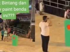 VIDEO Siap Memberi Hormat, Tugu Seakan Bendera Bangladesh di Bukit Bintang Menimbulkan Perdebatan
Sebuah tugu yang menyerupai bendera Bangladesh yang terletak di Bukit Bintang telah mencetuskan kontroversi di kalangan masyarakat. Objek seni ini ternyata menarik perhatian ramai, namun ada yang mempertikaikan pemilihannya.
Pengunjung berpendapat bahawa walaupun seni harus dihormati, ia juga perlu sensitif terhadap budaya tempatan. Akibatnya, tugu ini mencetuskan perbincangan hangat tentang identiti dan simbol yang seharusnya mewakili Malaysia.
Dalam video ini, lihat reaksi orang ramai serta pandangan pelbagai pihak mengenai tugu yang menimbulkan pelbagai interpretasi ini.