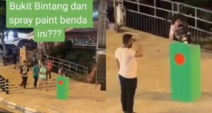 VIDEO Siap Memberi Hormat, Tugu Seakan Bendera Bangladesh di Bukit Bintang Menimbulkan Perdebatan
Sebuah tugu yang menyerupai bendera Bangladesh yang terletak di Bukit Bintang telah mencetuskan kontroversi di kalangan masyarakat. Objek seni ini ternyata menarik perhatian ramai, namun ada yang mempertikaikan pemilihannya.
Pengunjung berpendapat bahawa walaupun seni harus dihormati, ia juga perlu sensitif terhadap budaya tempatan. Akibatnya, tugu ini mencetuskan perbincangan hangat tentang identiti dan simbol yang seharusnya mewakili Malaysia.
Dalam video ini, lihat reaksi orang ramai serta pandangan pelbagai pihak mengenai tugu yang menimbulkan pelbagai interpretasi ini.