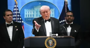 Trump berkata tembakan tidak akan menghalang usaha perang Iran.