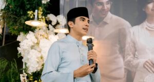 Syed Saddiq telah menafikan bahawa beliau melanggar adat majlis pertunangan. Beliau menjelaskan, “Semua telah selesai dan baru kini saya dapat bercakap tentangnya.” Penjelasan ini menekankan bahawa tindakan yang diambilnya bukan bertujuan untuk mengabaikan tradisi, tetapi disebabkan situasi yang telah lengkap.