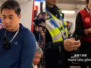 “Mana Satu Giler?” – Video POV ‘Brother Baju Biru’ Akhirnya Dikeluarkan, Mencuri Perhatian Netizen yang Terhibur Mengenang Insiden Keributan Penumpang dari China.