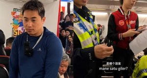 “Mana Satu Giler?” – Video POV ‘Brother Baju Biru’ Akhirnya Dikeluarkan, Mencuri Perhatian Netizen yang Terhibur Mengenang Insiden Keributan Penumpang dari China.