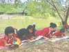 Menetapkan had bermain permainan video untuk kanak-kanak adalah penting untuk memastikan keseimbangan dalam kehidupan harian mereka. Berikut adalah beberapa langkah yang boleh diambil:
Tetapkan Waktu: Hadkan jumlah masa yang dibenarkan untuk bermain setiap hari. Contohnya, satu jam pada hari biasa dan dua jam pada hujung minggu.
Kandungan Sesuai: Pilih permainan yang sesuai dengan umur dan tahap kematangan kanak-kanak. Semak penilaian permainan sebelum membenarkannya.
Waktu Tanpa Gajet: Tetapkan waktu tanpa gajet seperti semasa makan malam atau waktu tidur untuk menggalakkan interaksi sosial dan rehat yang cukup.
Aktiviti Lain: Galakkan kanak-kanak untuk terlibat dalam aktiviti luar dan hobi lain seperti membaca, sukan, atau seni.
Jadual Bermain: Buat jadual bermain yang jelas dan patuhi ia. Ini membantu kanak-kanak memahami jadual harian mereka.
Contoh Baik: Jadilah contoh yang baik dengan mengehadkan waktu penggunaan gajet sendiri dan terlibat dalam aktiviti lain bersama mereka.
Perbincangan: Libatkan kanak-kanak dalam perbincangan tentang kepentingan mengawal masa mereka bermain permainan video.
Dengan menetapkan had yang jelas, kanak-kanak dapat menikmati permainan video tanpa mengabaikan tanggungjawab dan aktiviti lain yang penting dalam kehidupan mereka.