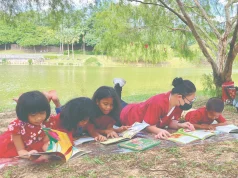 Menetapkan had bermain permainan video untuk kanak-kanak adalah penting untuk memastikan keseimbangan dalam kehidupan harian mereka. Berikut adalah beberapa langkah yang boleh diambil:
Tetapkan Waktu: Hadkan jumlah masa yang dibenarkan untuk bermain setiap hari. Contohnya, satu jam pada hari biasa dan dua jam pada hujung minggu.
Kandungan Sesuai: Pilih permainan yang sesuai dengan umur dan tahap kematangan kanak-kanak. Semak penilaian permainan sebelum membenarkannya.
Waktu Tanpa Gajet: Tetapkan waktu tanpa gajet seperti semasa makan malam atau waktu tidur untuk menggalakkan interaksi sosial dan rehat yang cukup.
Aktiviti Lain: Galakkan kanak-kanak untuk terlibat dalam aktiviti luar dan hobi lain seperti membaca, sukan, atau seni.
Jadual Bermain: Buat jadual bermain yang jelas dan patuhi ia. Ini membantu kanak-kanak memahami jadual harian mereka.
Contoh Baik: Jadilah contoh yang baik dengan mengehadkan waktu penggunaan gajet sendiri dan terlibat dalam aktiviti lain bersama mereka.
Perbincangan: Libatkan kanak-kanak dalam perbincangan tentang kepentingan mengawal masa mereka bermain permainan video.
Dengan menetapkan had yang jelas, kanak-kanak dapat menikmati permainan video tanpa mengabaikan tanggungjawab dan aktiviti lain yang penting dalam kehidupan mereka.