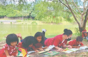 Menetapkan had bermain permainan video untuk kanak-kanak adalah penting untuk memastikan keseimbangan dalam kehidupan harian mereka. Berikut adalah beberapa langkah yang boleh diambil:
Tetapkan Waktu: Hadkan jumlah masa yang dibenarkan untuk bermain setiap hari. Contohnya, satu jam pada hari biasa dan dua jam pada hujung minggu.
Kandungan Sesuai: Pilih permainan yang sesuai dengan umur dan tahap kematangan kanak-kanak. Semak penilaian permainan sebelum membenarkannya.
Waktu Tanpa Gajet: Tetapkan waktu tanpa gajet seperti semasa makan malam atau waktu tidur untuk menggalakkan interaksi sosial dan rehat yang cukup.
Aktiviti Lain: Galakkan kanak-kanak untuk terlibat dalam aktiviti luar dan hobi lain seperti membaca, sukan, atau seni.
Jadual Bermain: Buat jadual bermain yang jelas dan patuhi ia. Ini membantu kanak-kanak memahami jadual harian mereka.
Contoh Baik: Jadilah contoh yang baik dengan mengehadkan waktu penggunaan gajet sendiri dan terlibat dalam aktiviti lain bersama mereka.
Perbincangan: Libatkan kanak-kanak dalam perbincangan tentang kepentingan mengawal masa mereka bermain permainan video.
Dengan menetapkan had yang jelas, kanak-kanak dapat menikmati permainan video tanpa mengabaikan tanggungjawab dan aktiviti lain yang penting dalam kehidupan mereka.