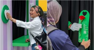 Tekan butang, dapat bunga! Grab ingin menyebarkan kasih sayang sempena Hari Ibu di Bukit Bintang dengan kempen istimewa. Dengan setiap butang yang ditekan, anda berpeluang menerima bunga sebagai tanda penghargaan bagi semua ibu di luar sana. Mari raikan momen berharga ini dan tunjukkan cinta kepada ibu anda dengan cara yang unik dan bermakna. Ayo, sebarkan kasih sayang anda!