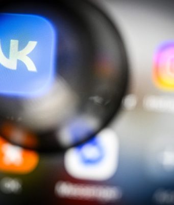 Apple Hentikan Sokongan untuk Rangkaian Sosial Ternama Russia, VK