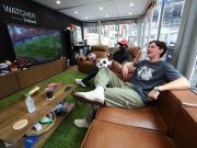 Dua Peminat Berhenti Kerja Tonton Piala Dunia Dalam Kubus Kaca di Times Square, New York dengan Kos AS$50,000