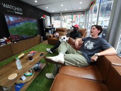 Dua Peminat Berhenti Kerja Tonton Piala Dunia Dalam Kubus Kaca di Times Square, New York dengan Kos AS$50,000