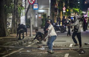 Empat Ditahan Selepas Protes Kenaikan Harga Minyak di Indonesia Menjadi Kacau